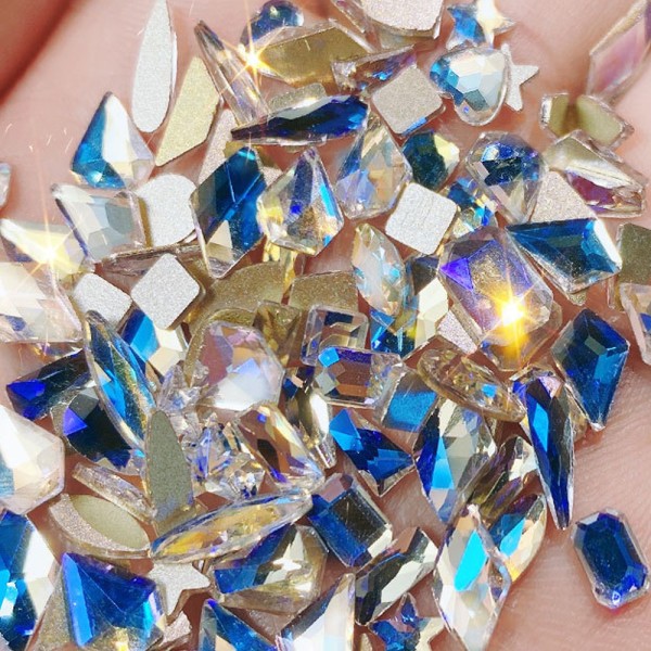 Diverse Nagelkristaller med platt rygg, diamantformade strass