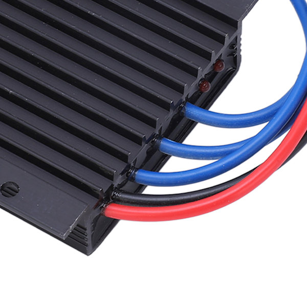 Vindkraftverk Generatorstyrenhet 1000W Effektiv PWM Laddning IP67 LED Indikerar Vindkraftverk Regulator 48V 16A