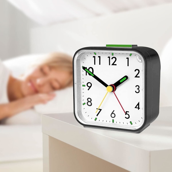 Tyst analog väckarklocka Liten icke-tickande reseväckarklocka Tyst bordsväckarklocka med nattljus Snooze-funktion Batteridriven väckarklocka