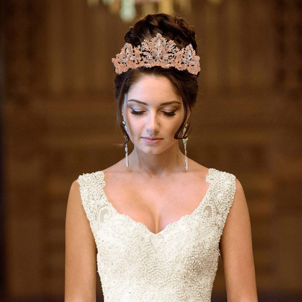 Krona för bruddrottningprinsessans flickor vid bröllopsfödelsedagen