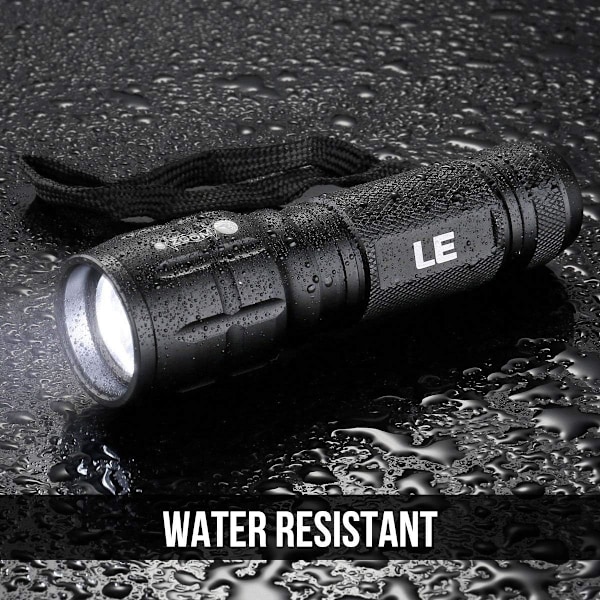 LE Kraftfull L8000 LED-ficklampa, IP44 Vattentät Zoombar Ficklampa, 1 AAA-batterier Ingår, Aluminium Militär LED-ficklampa för Camping,