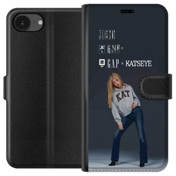 Kompatibel Tegnebogsetui til Apple iPhone 16e KATSEYE blond medlem i grå trøje og blå jeans mod mørkegrå baggrund i modern modefotografering grå