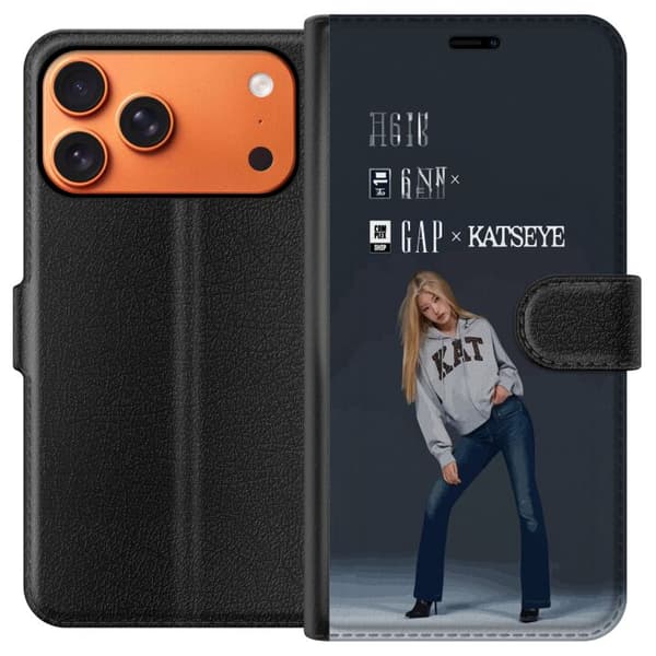 Kompatibel Tegnebogsetui til Apple iPhone 17 Pro Max KATSEYE blond medlem i grå trøje og blå jeans mod mørkegrå baggrund i modern modefotografering grå
