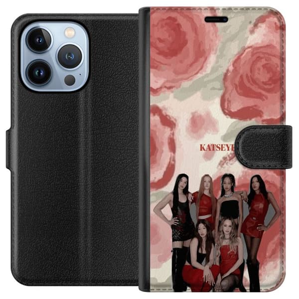 Kompatibel Tegnebogsetui til Apple iPhone 13 Pro KATSEYE i elegant gruppeportræt med røde og sorte outfits mod en blød abstrakt baggrund rød