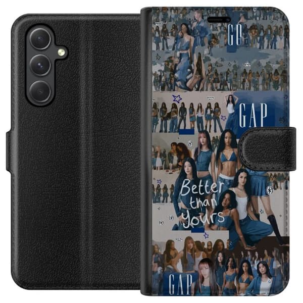 Kompatibel Tegnebogsetui til Samsung Galaxy A35 KATSEYE i blå denimcollage med gruppebilleder, stjerner og teksten ”Better than yours” i ungdommelig blå