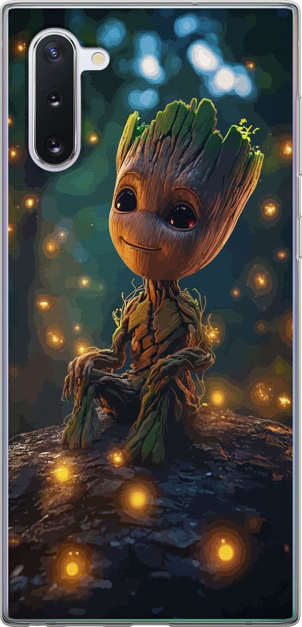Kompatibelt Mobildeksel til Samsung Galaxy Note10 Groot på en gren blant lysende lyspunkter i en mørk skog brun