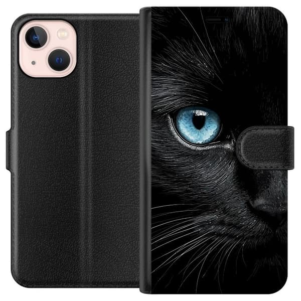 Kompatibel Tegnebogsetui til Apple iPhone 13 mini Nærbillede af sort kat med intenst blåt øje og dramatisk kontrast mod mørk baggrund sort