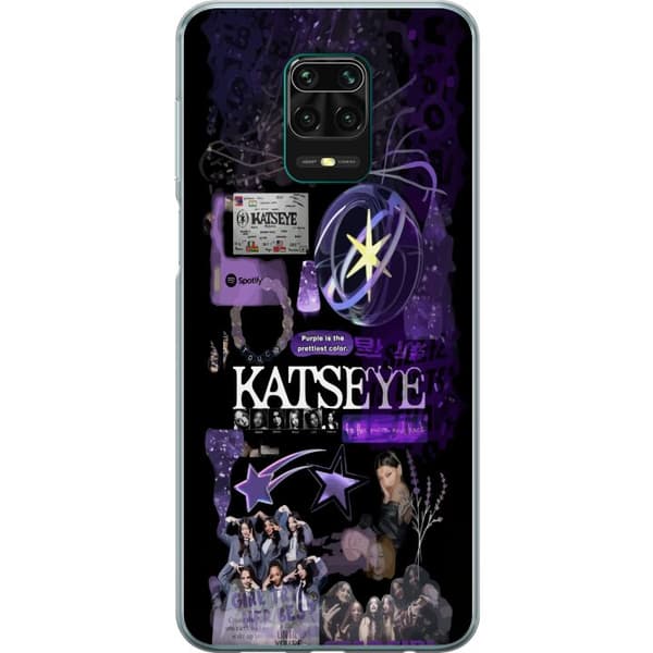 Kompatibelt Mobildeksel til Xiaomi Redmi Note 9 Pro KATSEYE i lilla collage med gruppebilder, stjerner, logo og glitrende nostalgiske detaljer lila