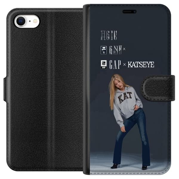 Kompatibel Tegnebogsetui til Apple iPhone 6 KATSEYE blond medlem i grå trøje og blå jeans mod mørkegrå baggrund i modern modefotografering grå