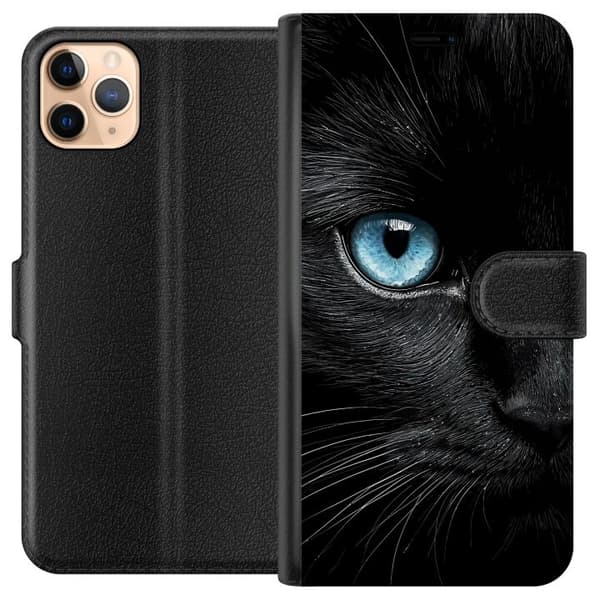 Kompatibel Tegnebogsetui til Apple iPhone 11 Pro Max Nærbillede af sort kat med intenst blåt øje og dramatisk kontrast mod mørk baggrund sort