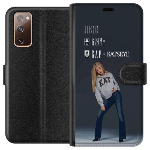 Kompatibel Tegnebogsetui til Samsung Galaxy S20 FE KATSEYE-blond medlem i grå trøje og blå jeans mod mørkegrå baggrund i moderne modefotografering grå