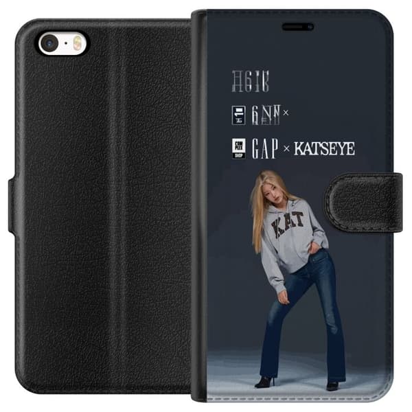 Kompatibel Tegnebogsetui til Apple iPhone SE (2016) KATSEYE blond medlem i grå trøje og blå jeans mod mørkegrå baggrund i modern modefotografering grå