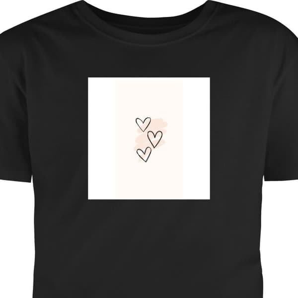 Børne T-shirt Sort 12-13 År Tre håndtegnede sorte konturhjerter over lyserøde penselstrøg på lys baggrund sort 12-13 År