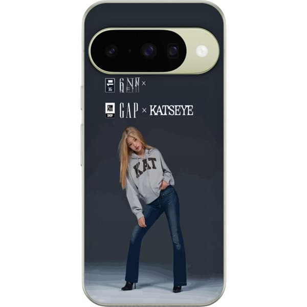 Kompatibel Mobilcover til Google Pixel 11 KATSEYE blond medlem i grå trøje og blå jeans mod mørkegrå baggrund i moderne modefotografering grå