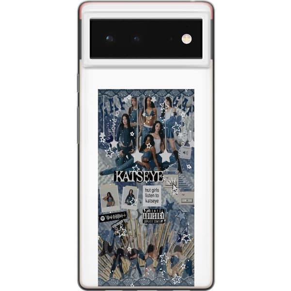Kompatibelt Mobildeksel til Google Pixel 6 KATSEYE i blågrå collage med gruppebilder, hvite stjerner, grafisk tekst og retroinspirerte detaljer blå