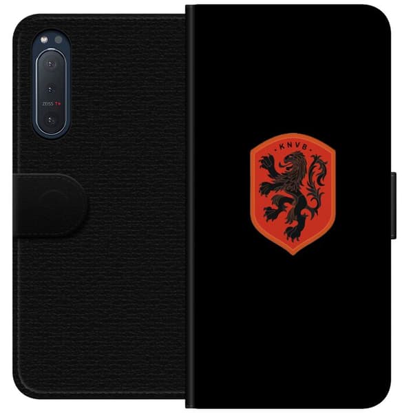 Kompatibel Tegnebogsetui til Sony Xperia 5 II Orange skjold med sort heraldisk løve mod sort baggrund sort