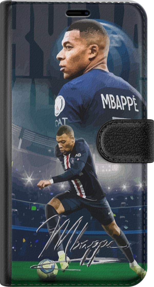 Kompatibelt Plånboksfodral till Apple iPhone 15 Plus Kylian Mbappé i mörkblå tröja med stor ryggbild och mindre spelpose på grön plan blå