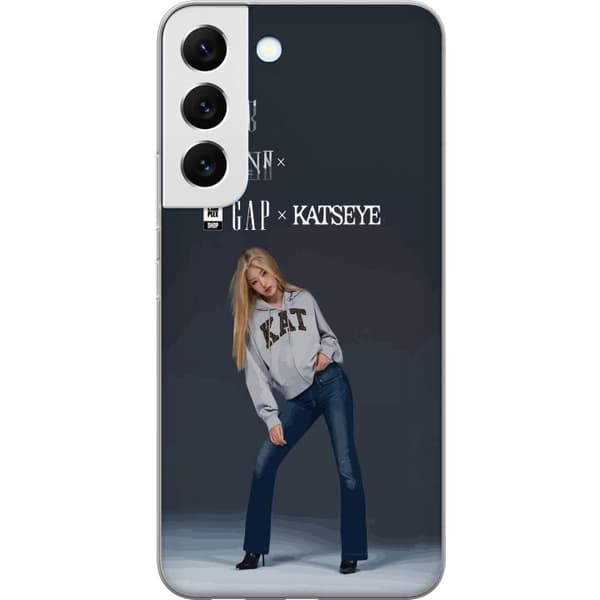 Kompatibel Mobilcover til Samsung Galaxy S22+ 5G KATSEYE-blond medlem i grå trøje og blå jeans mod mørkegrå baggrund i moderne modefotografering grå
