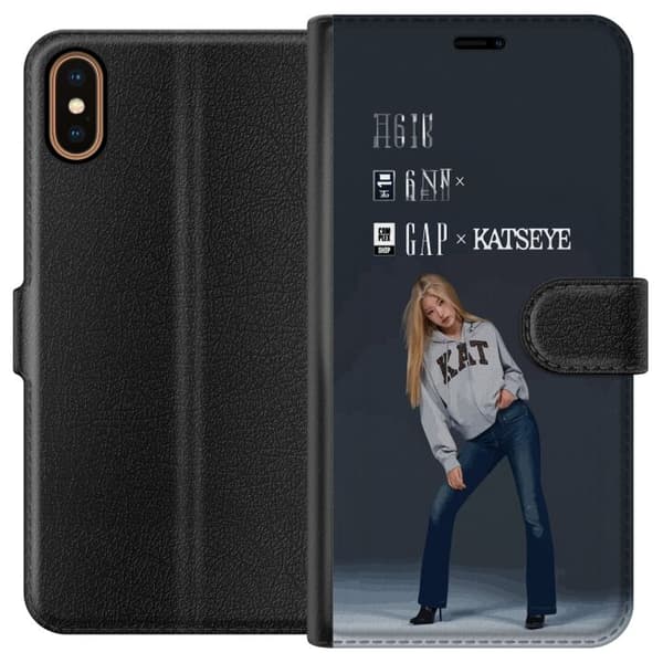 Kompatibel Tegnebogsetui til Apple iPhone X KATSEYE blond medlem i grå trøje og blå jeans mod mørkegrå baggrund i moderne modefotografering grå