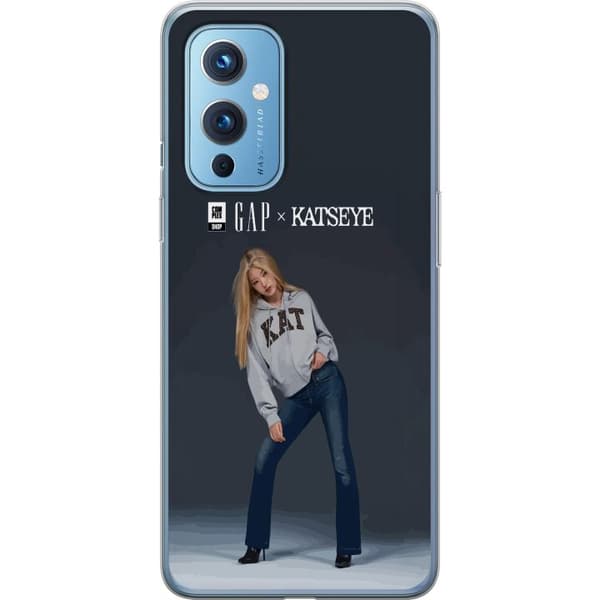 Kompatibel Mobilcover til OnePlus 9 KATSEYE-blond medlem i grå trøje og blå jeans mod mørkegrå baggrund i moderne modefotografering grå