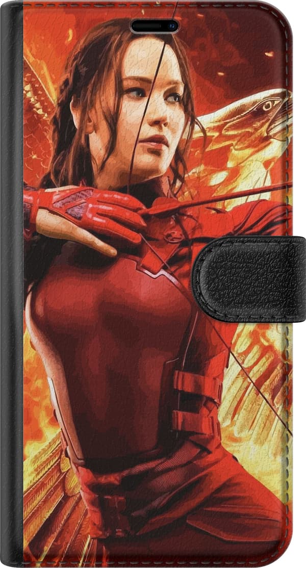 Kompatibelt Plånboksfodral till Apple iPhone 18 Pro Katniss Everdeen i röd dräkt med pilbåge framför eldflammor från Hunger Games röd