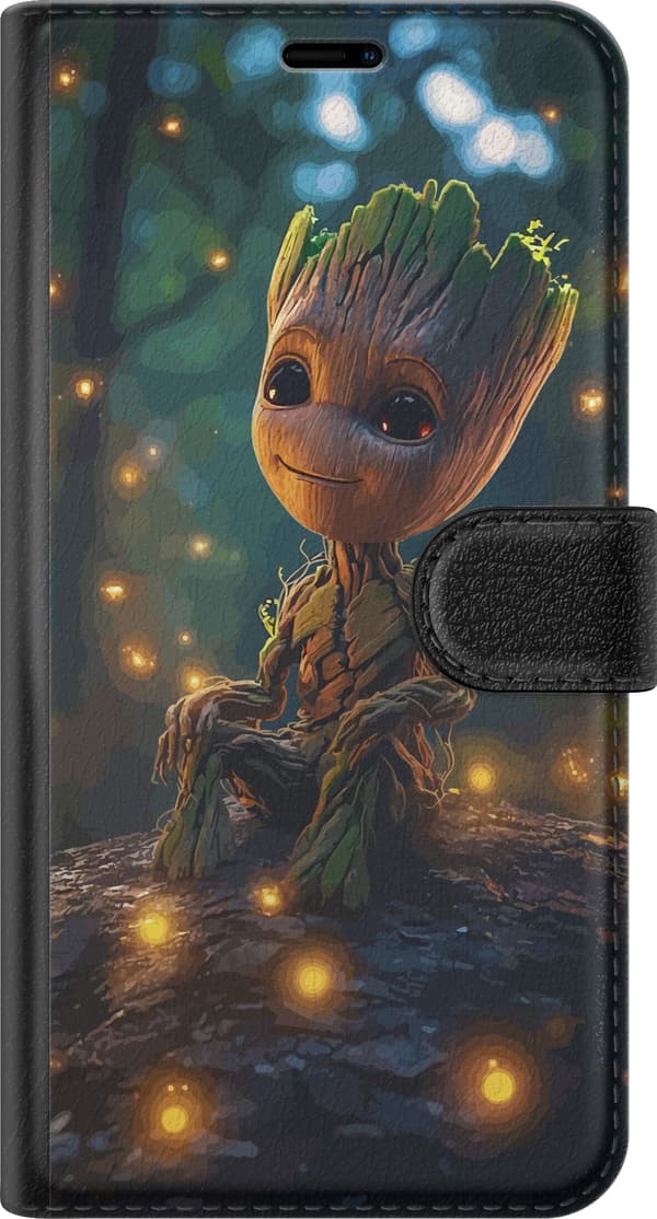 Kompatibelt Lommeboketui til Google Pixel 10a Groot på en gren blant lysende lyspunkter i en mørk skog brun
