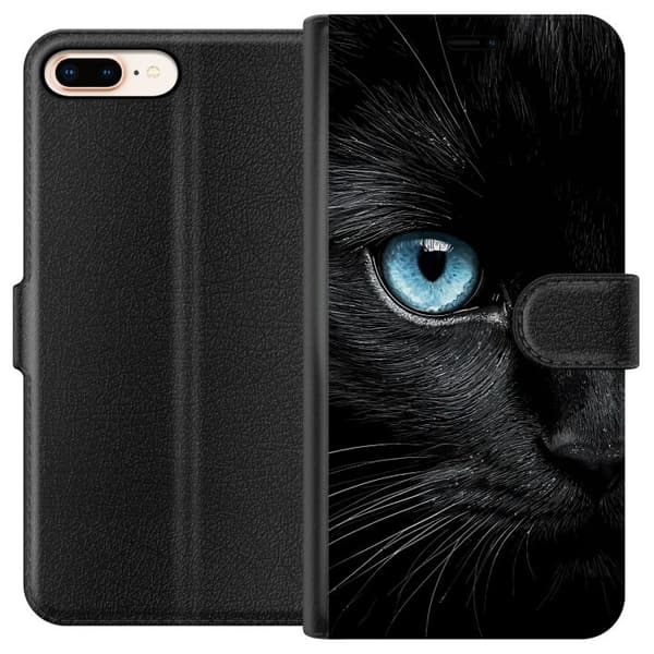 Kompatibel Tegnebogsetui til Apple iPhone 7 Plus Nærbillede af sort kat med intenst blåt øje og dramatisk kontrast mod mørk baggrund sort