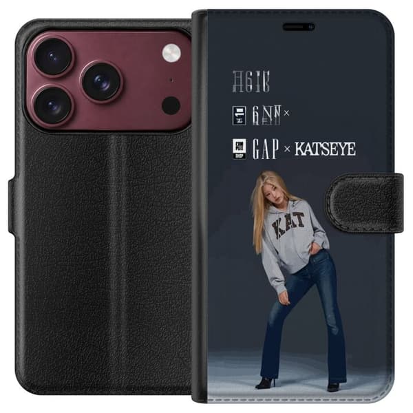 Kompatibel Tegnebogsetui til Apple iPhone 18 Pro Max KATSEYE blond medlem i grå trøje og blå jeans mod mørkegrå baggrund i moderne modefotografering grå