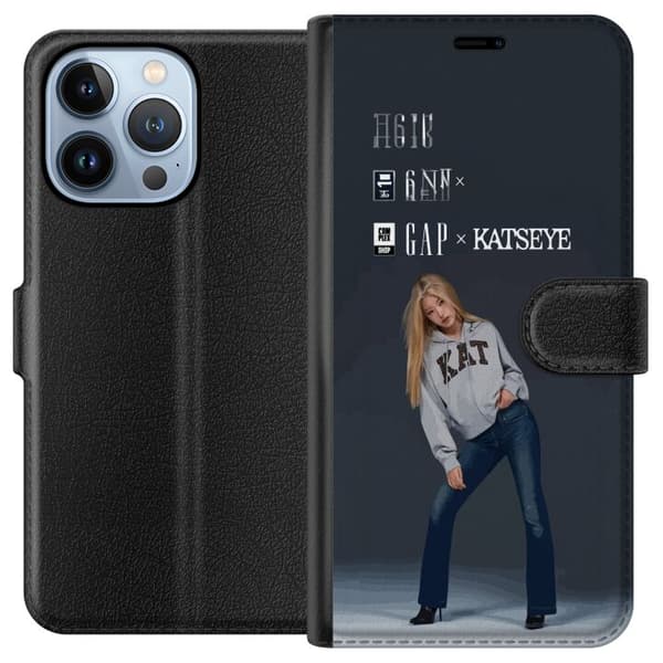 Kompatibel Tegnebogsetui til Apple iPhone 13 Pro KATSEYE blond medlem i grå trøje og blå jeans mod mørkegrå baggrund i moderne modefotografering grå
