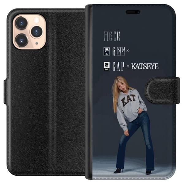 Kompatibel Tegnebogsetui til Apple iPhone 11 Pro KATSEYE-blond medlem i grå trøje og blå jeans mod mørkegrå baggrund i moderne modefotografering grå