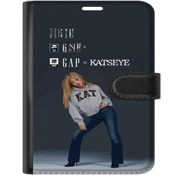 Kompatibel Tegnebogsetui til Apple iPhone Duo KATSEYE blond medlem i grå trøje og blå jeans mod mørkegrå baggrund i moderne modefotografering grå