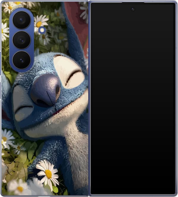 Kompatibelt Mobildeksel til Samsung Galaxy Z Fold7 Sovende blå romfigur i nærbilde blant små hvite prestekrager og grønne planter blå