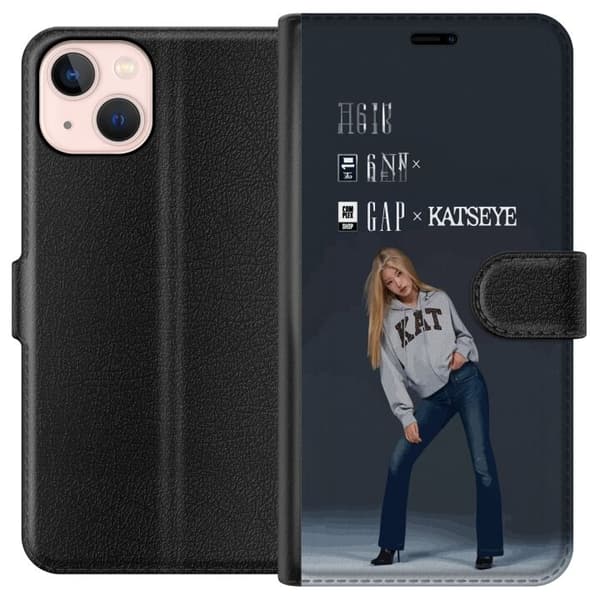 Kompatibel Tegnebogsetui til Apple iPhone 13 KATSEYE blond medlem i grå trøje og blå jeans mod mørkegrå baggrund i moderne modefotografering grå