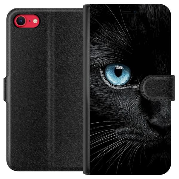 Kompatibel Tegnebogsetui til Apple iPhone 7 Nærbillede af sort kat med intenst blåt øje og dramatisk kontrast mod mørk baggrund sort