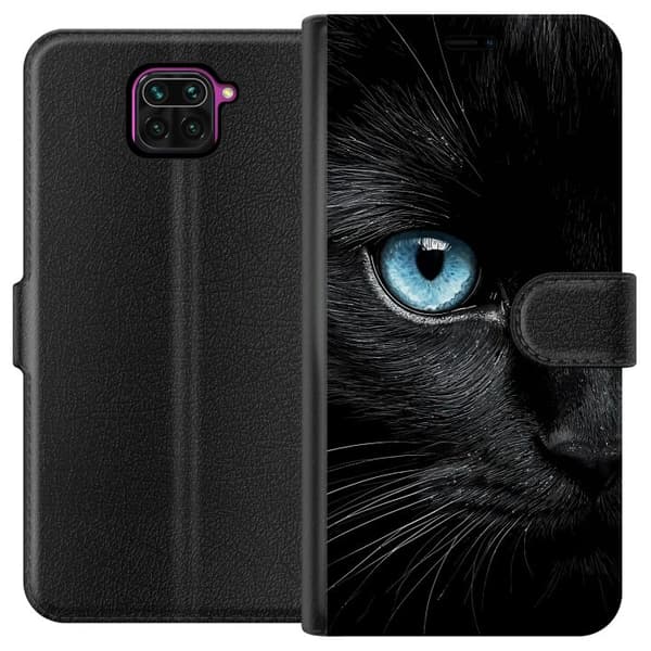Kompatibel Tegnebogsetui til Xiaomi Redmi Note 9 Nærbillede af sort kat med intenst blåt øje og dramatisk kontrast mod mørk baggrund sort