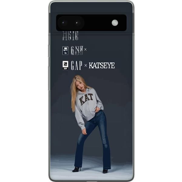 Kompatibel Mobilcover til Google Pixel 6a KATSEYE-blond medlem i grå trøje og blå jeans mod mørkegrå baggrund i moderne modefotografering grå