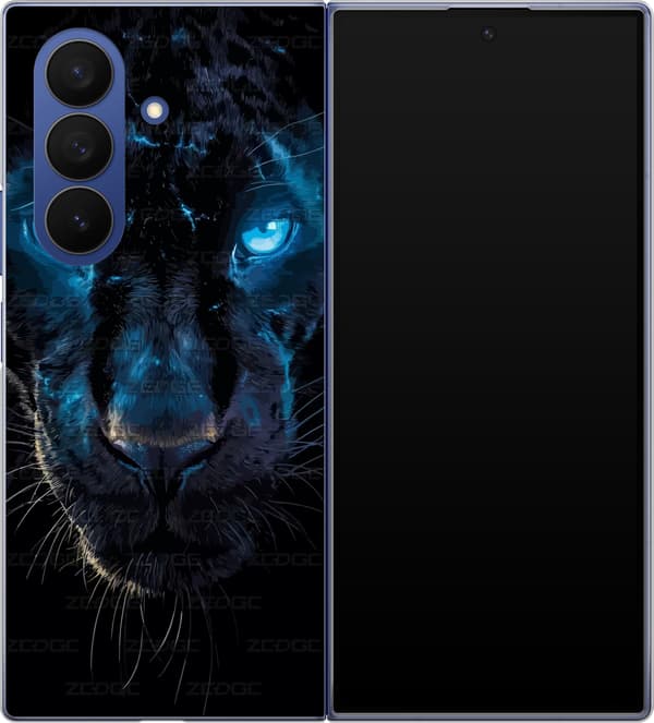 Kompatibel Mobilcover til Samsung Galaxy Z Fold7 Sort panter i nærbillede med intenst blå øjne og blå lysdetaljer sort