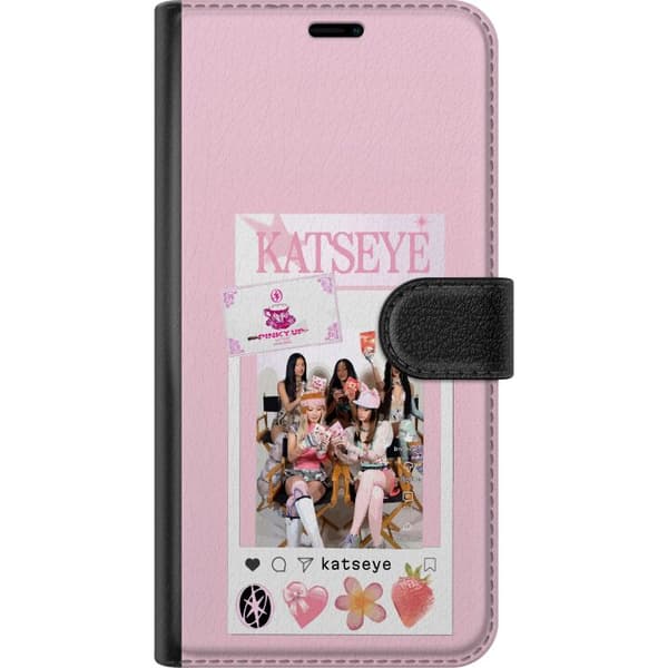 Kompatibel Tegnebogsetui til Apple iPhone 16 Plus KATSEYE-collage med jordbær, hjerter og lyserød æstetik pink