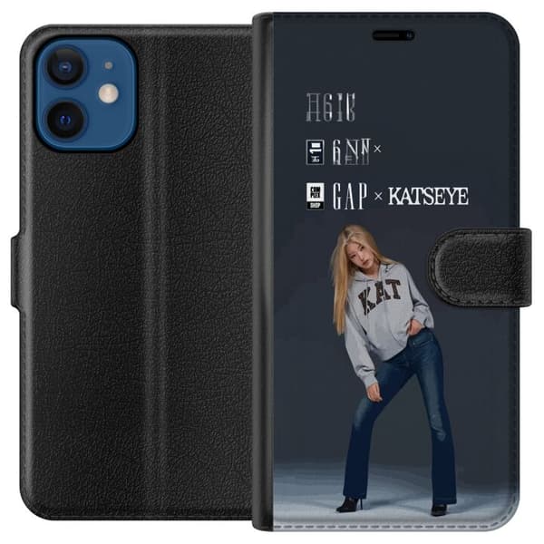 Kompatibel Tegnebogsetui til Apple iPhone 12 mini KATSEYE-blond medlem i grå trøje og blå jeans mod mørkegrå baggrund i moderne modefotografering grå