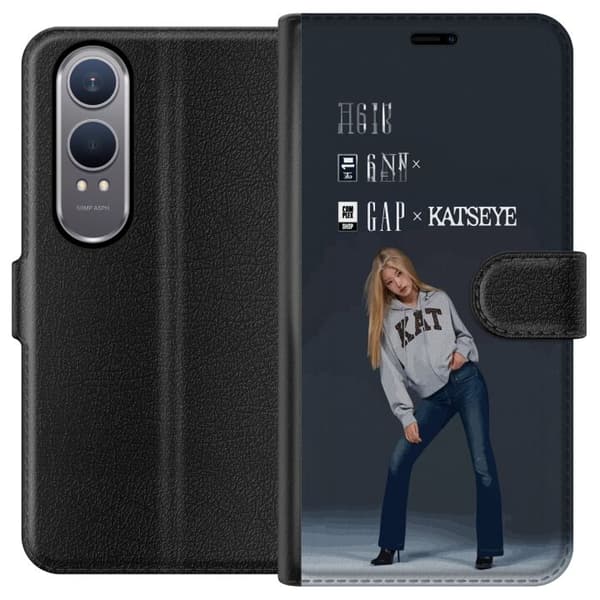 Kompatibel Tegnebogsetui til OnePlus Nord CE4 Lite KATSEYE blond medlem i grå trøje og blå jeans mod mørkegrå baggrund i moderne modefotografering grå