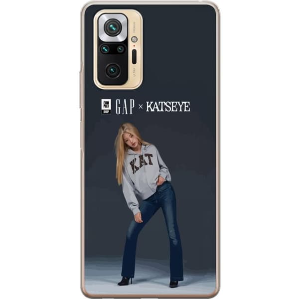 Kompatibel Mobilcover til Xiaomi Redmi Note 10 Pro KATSEYE blond medlem i grå trøje og blå jeans mod mørkegrå baggrund i moderne modefotografering grå