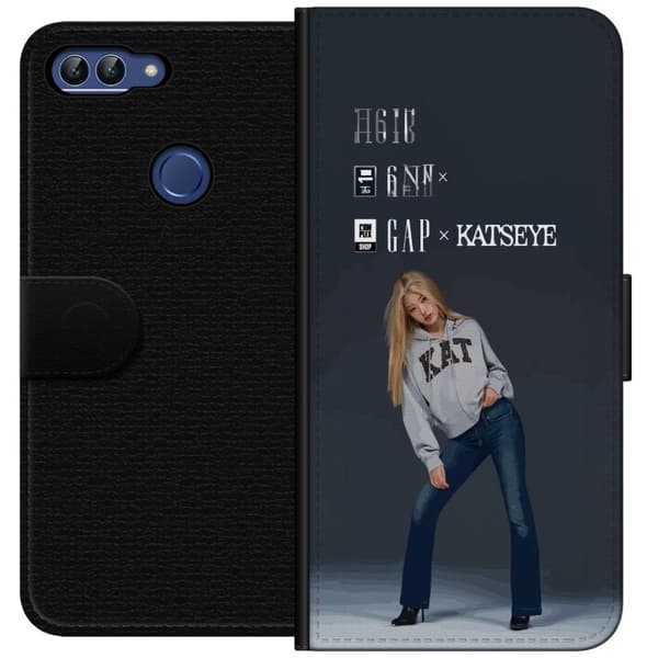 Kompatibel Tegnebogsetui til Huawei P smart KATSEYE blond medlem i grå trøje og blå jeans mod mørkegrå baggrund i modern modefotografering grå