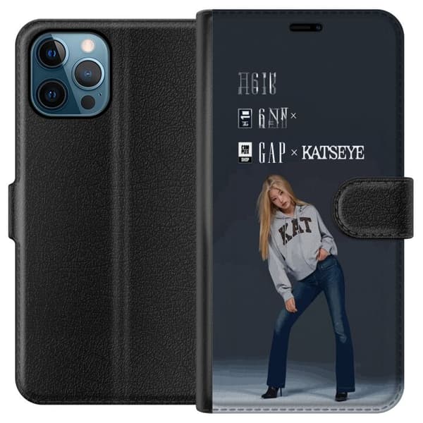 Kompatibel Tegnebogsetui til Apple iPhone 12 Pro Max KATSEYE blond medlem i grå trøje og blå jeans mod mørkegrå baggrund i modern modefotografering grå