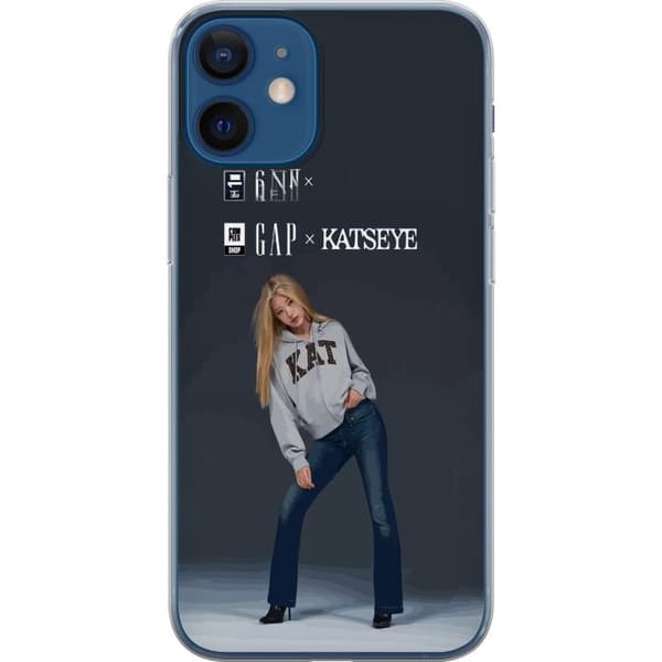 Kompatibel Mobilcover til Apple iPhone 12 mini KATSEYE blond medlem i grå trøje og blå jeans mod mørkegrå baggrund i moderne modefotografering grå
