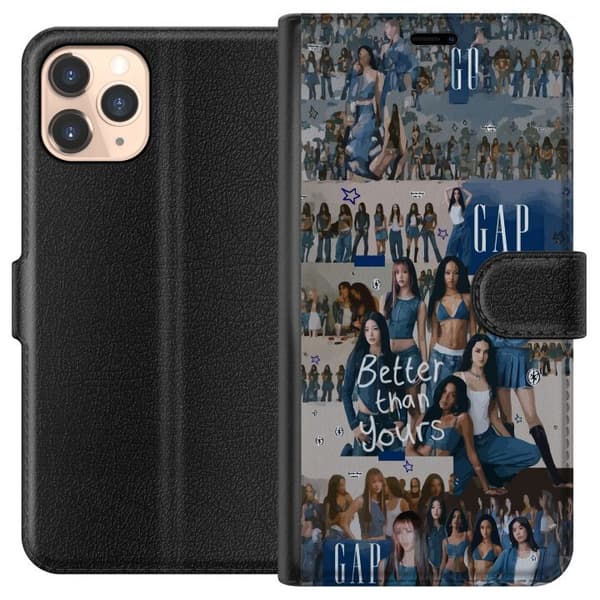 Kompatibel Tegnebogsetui til Apple iPhone 11 Pro KATSEYE i blå denimcollage med gruppebilleder, stjerner og teksten “Better than yours” i ungdommelig blå