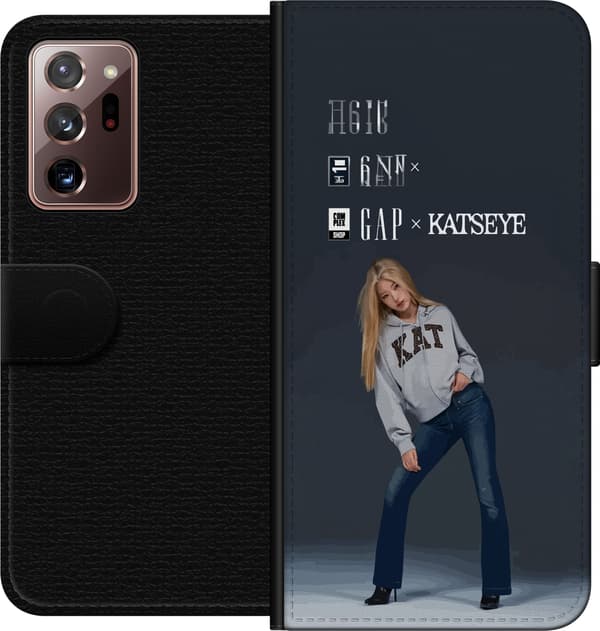 Kompatibel Tegnebogsetui til Samsung Galaxy Note20 Ultra KATSEYE blond medlem i grå trøje og blå jeans mod mørkegrå baggrund i moderne modefotografer grå