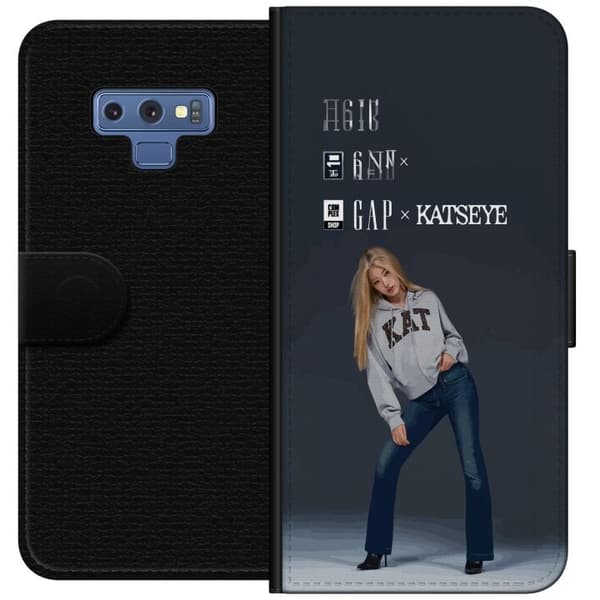 Kompatibel Tegnebogsetui til Samsung Galaxy Note9 KATSEYE blond medlem i grå trøje og blå jeans mod mørkegrå baggrund i modern modefotografering grå