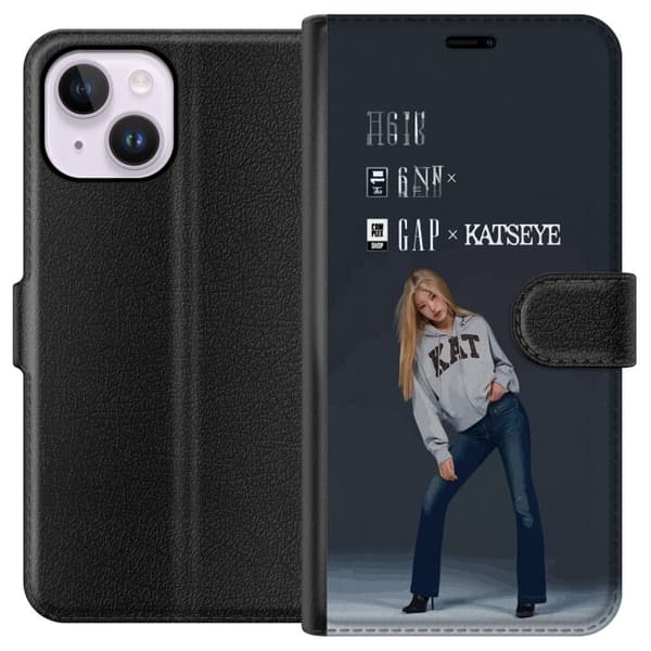 Kompatibel Tegnebogsetui til Apple iPhone 15 Plus KATSEYE-blond medlem i grå trøje og blå jeans mod mørkegrå baggrund i moderne modefotografering grå