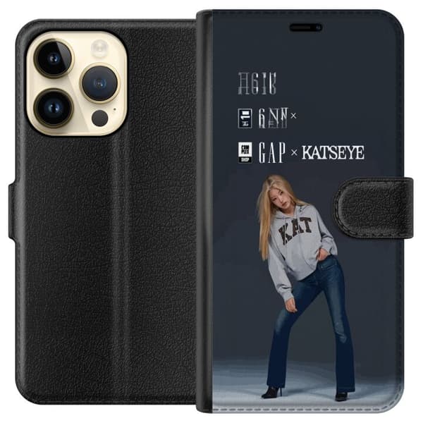 Kompatibel Tegnebogsetui til Apple iPhone 14 Pro KATSEYE blond medlem i grå trøje og blå jeans mod mørkegrå baggrund i moderne modefotografering grå