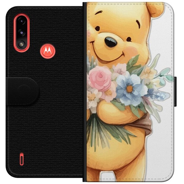 Motorola Moto E7 Power Lompakkokotelo Nalle Puh kukkien kanssa - klassinen lasten suosikki kukkivassa keväisympäristössä